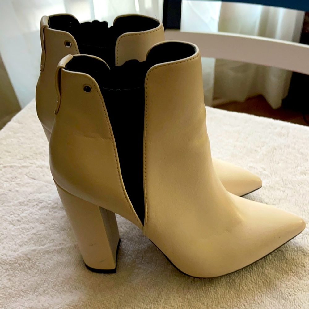 White boots size 6